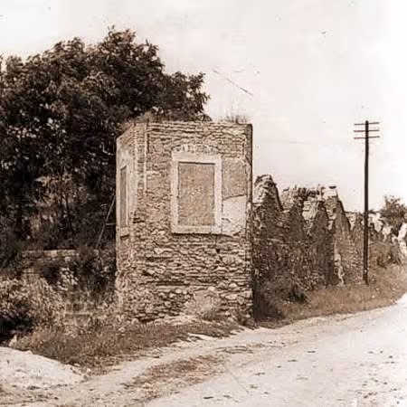 A kastély kerítésének déli sarka a kertészlakkal