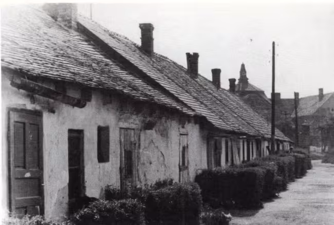 Zsellérházak a kastély előtt