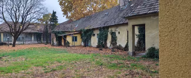 A kastély hátsó udvara